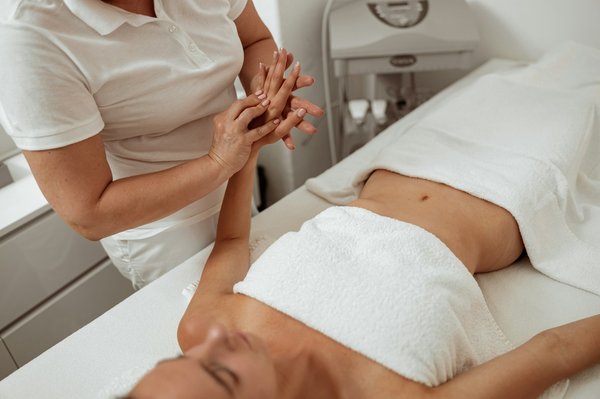 Devenir magnétiseur : guide complet pour réussir